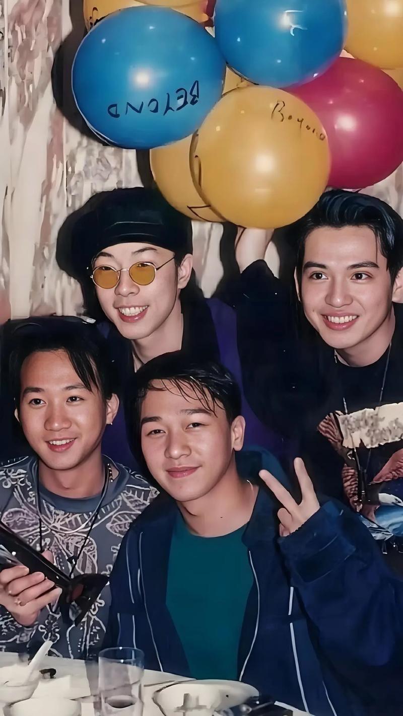 一直以来，歌迷们总喜欢把Beyond乐队与草蜢乐队做比较，争论哪只乐队更出名更有