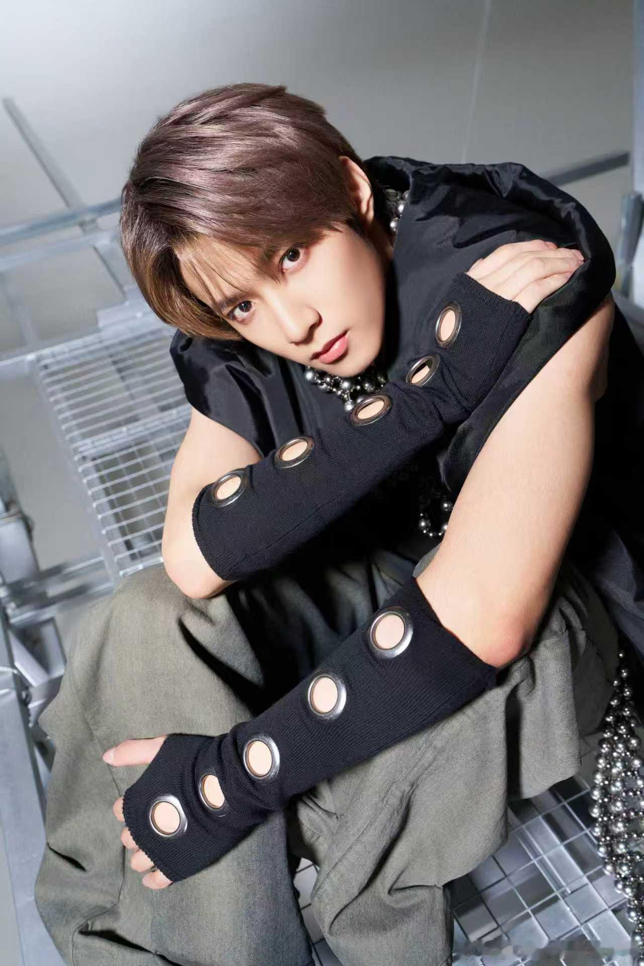 刘耀文新歌花絮照来啦，墨镜银珠哥哥帅的非人类！ 