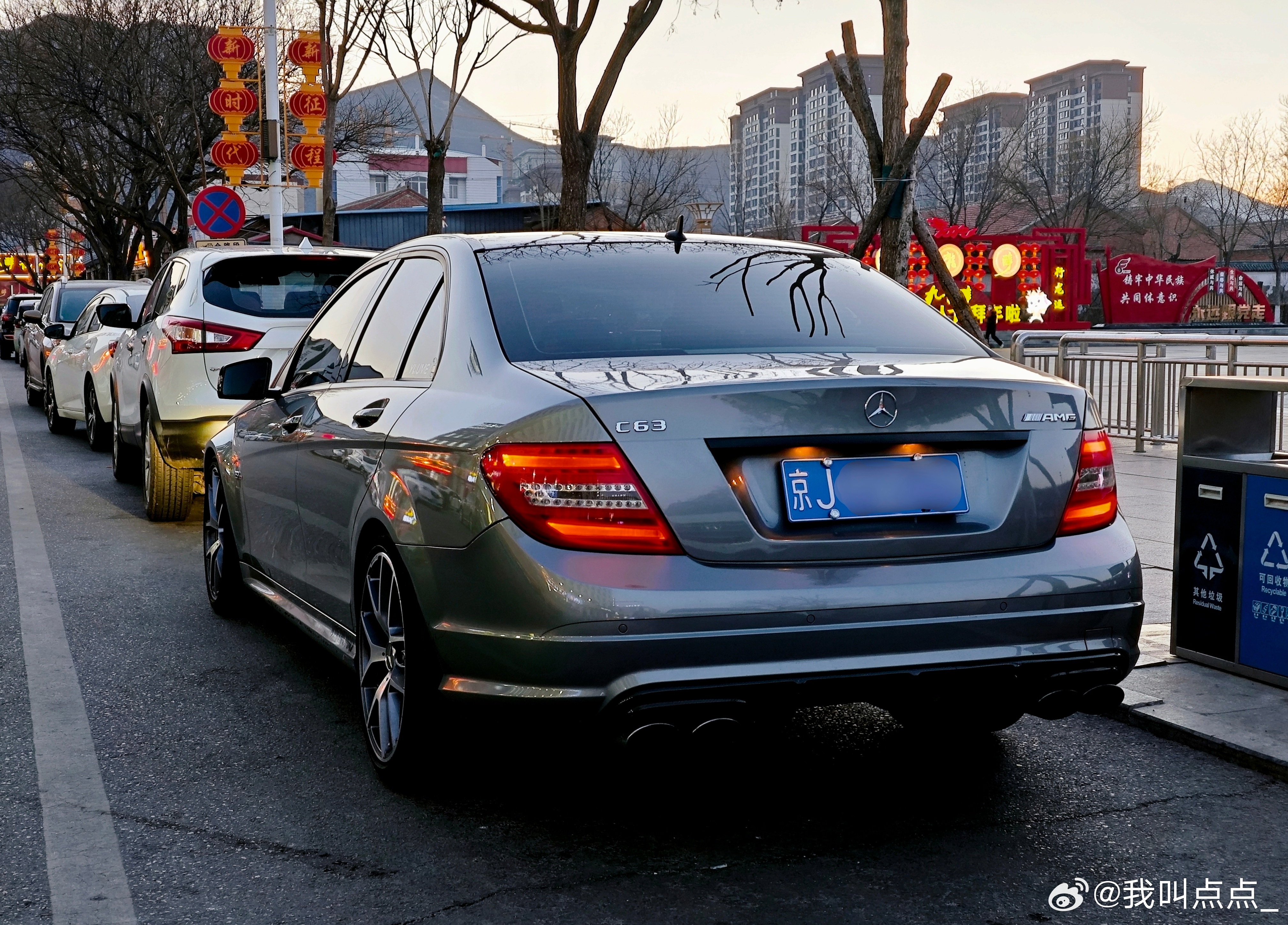 钯银w204 C63漆面在不同光线下呈现出不同的色彩，反射出质感。搭配上507 