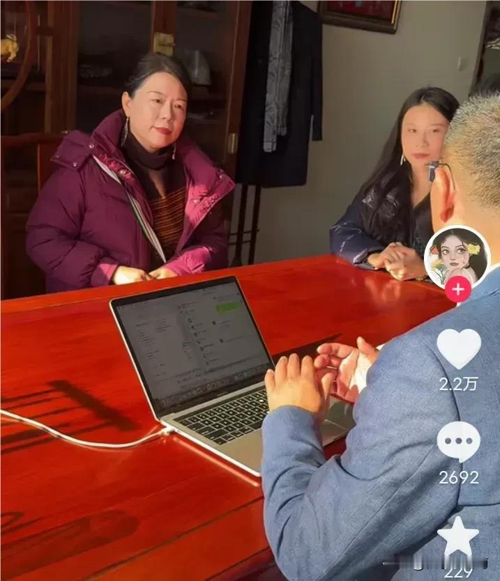近日，备受关注的“二八事件”当事人许敏带货后悄然抵达北京，并与知名律师李律进行了