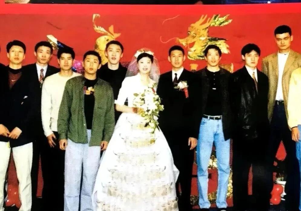 中国男篮历史上最俱生活化人情味的合影！
    是25年前李楠指导结婚时的照片，