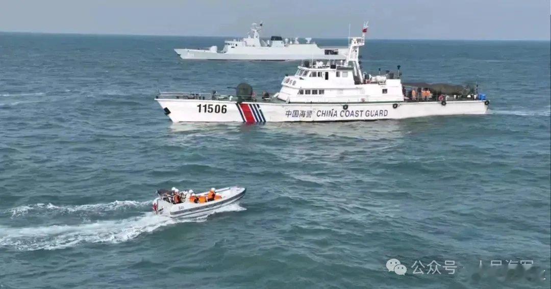 近日，东部战区海军某护卫舰支队舰艇编队联合空军和海警辗转多个海域开展多科目、跨昼