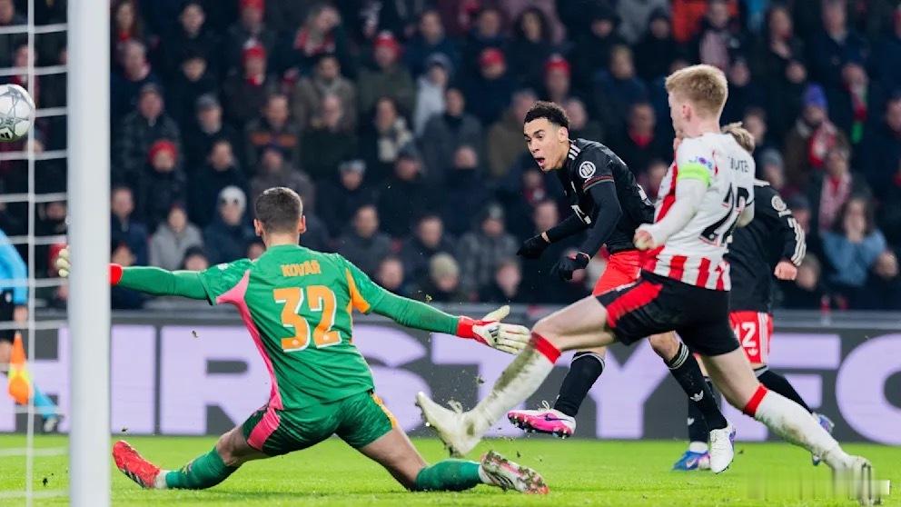 因为埃因霍温球裤黑色，拜仁此役穿着客场黑色球衣，搭配了红色门将比赛服的短裤这个搭