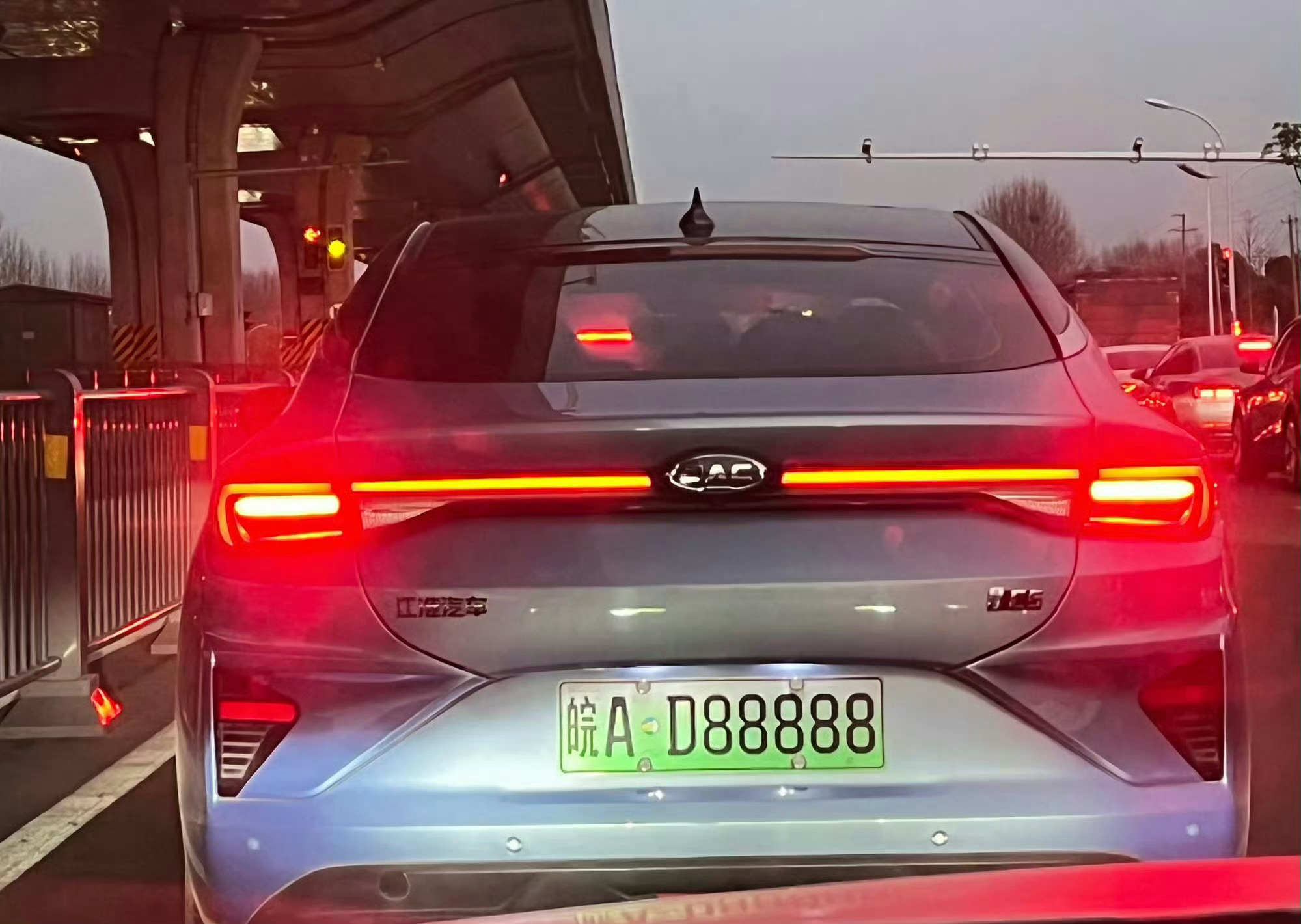女车主摇中88888车牌有人现场出价110万这个是我在路上看到的，可惜新能源车牌