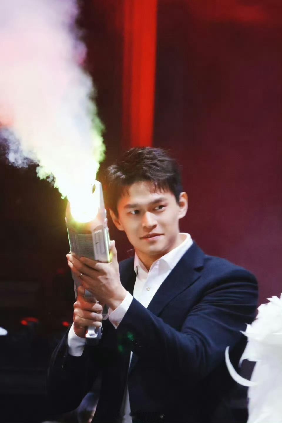 孙杨西装造型好板正 最难得是板正中带着温度——递话筒时手腕微屈的弧度，与人对视时