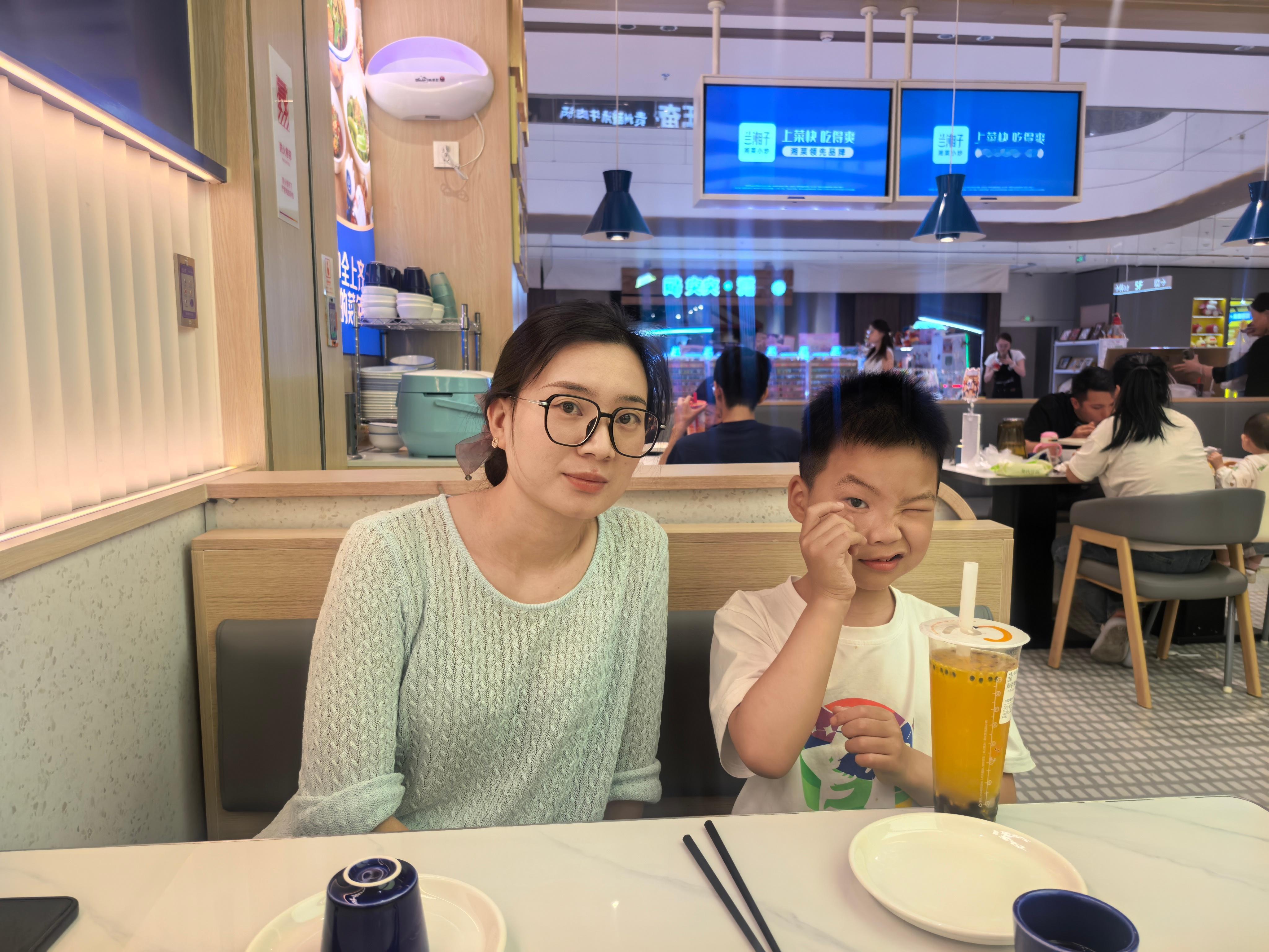 为什么520朋友圈秀恩爱的变少了因为快乐变少了，随年龄的增长也没有什么值得炫耀的