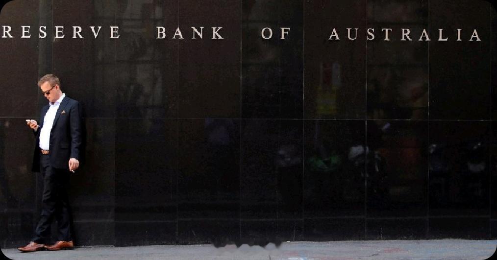 澳大利亚储备银行（RBA）维持利率不变，但暗示明年可能加息，原因是担心普遍通胀正