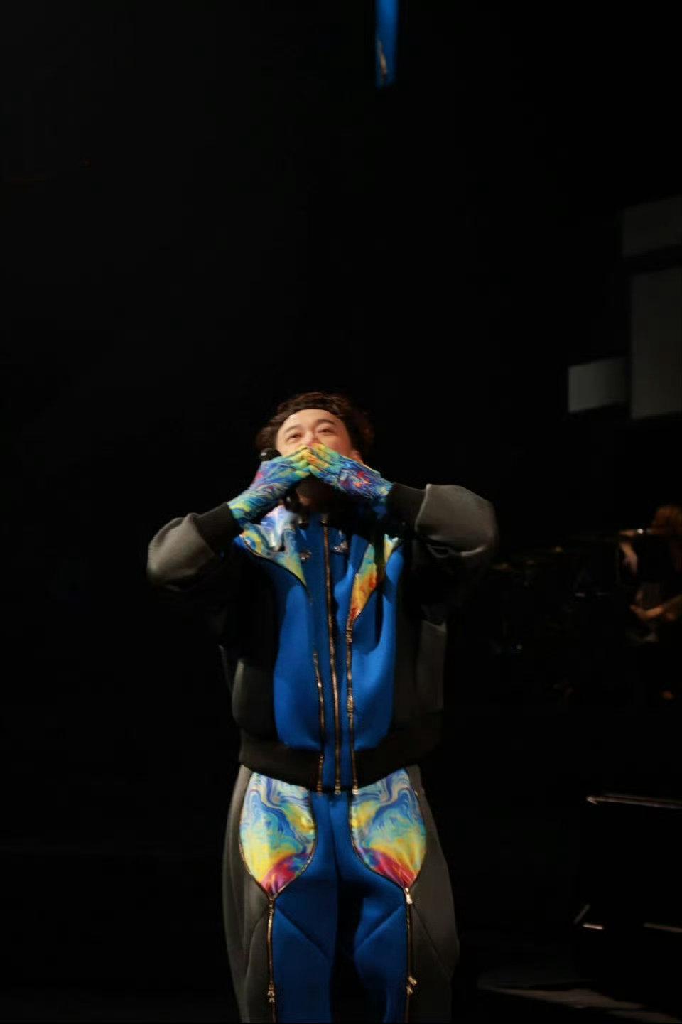 陈奕迅说我的洞已经补好了 终于盼到陈奕迅来重庆开唱了！他一来就给我们带来了欢笑，