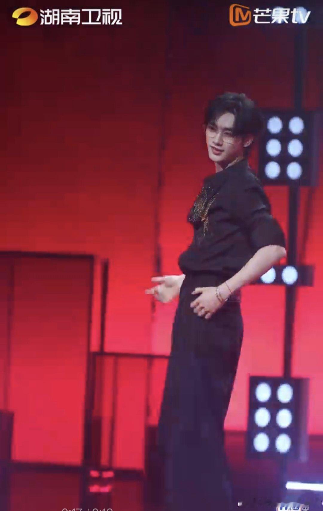 丁程鑫黑衬衫solo顶级魅魔来的 你好星期六永远为丁程鑫的舞台心动！黑衬衫sol