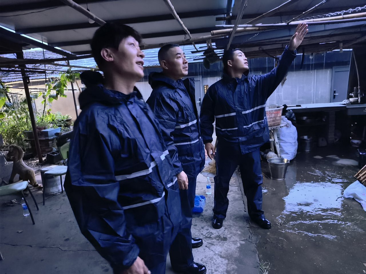 宁波健身房老板关店投身一线主动防台 7月11日风雨来袭，鄞州东钱湖镇85后健身房
