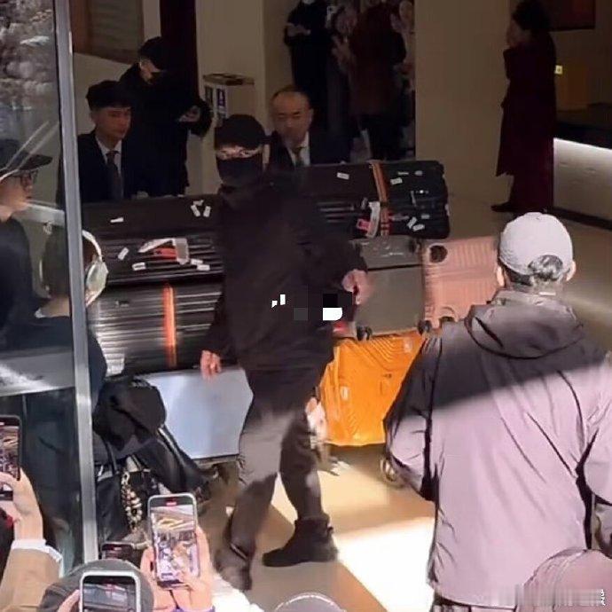 王鹤棣带7个行李箱录综艺，被撩到找不到兜，慌乱中藏着萌点 