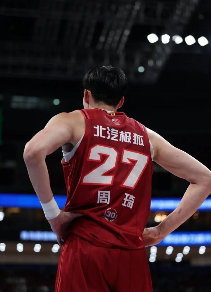 【突发！周琦眼部重伤恐赛季报销】  

▶伤情反复难愈
3月底左眼被撞缝针，刚拆