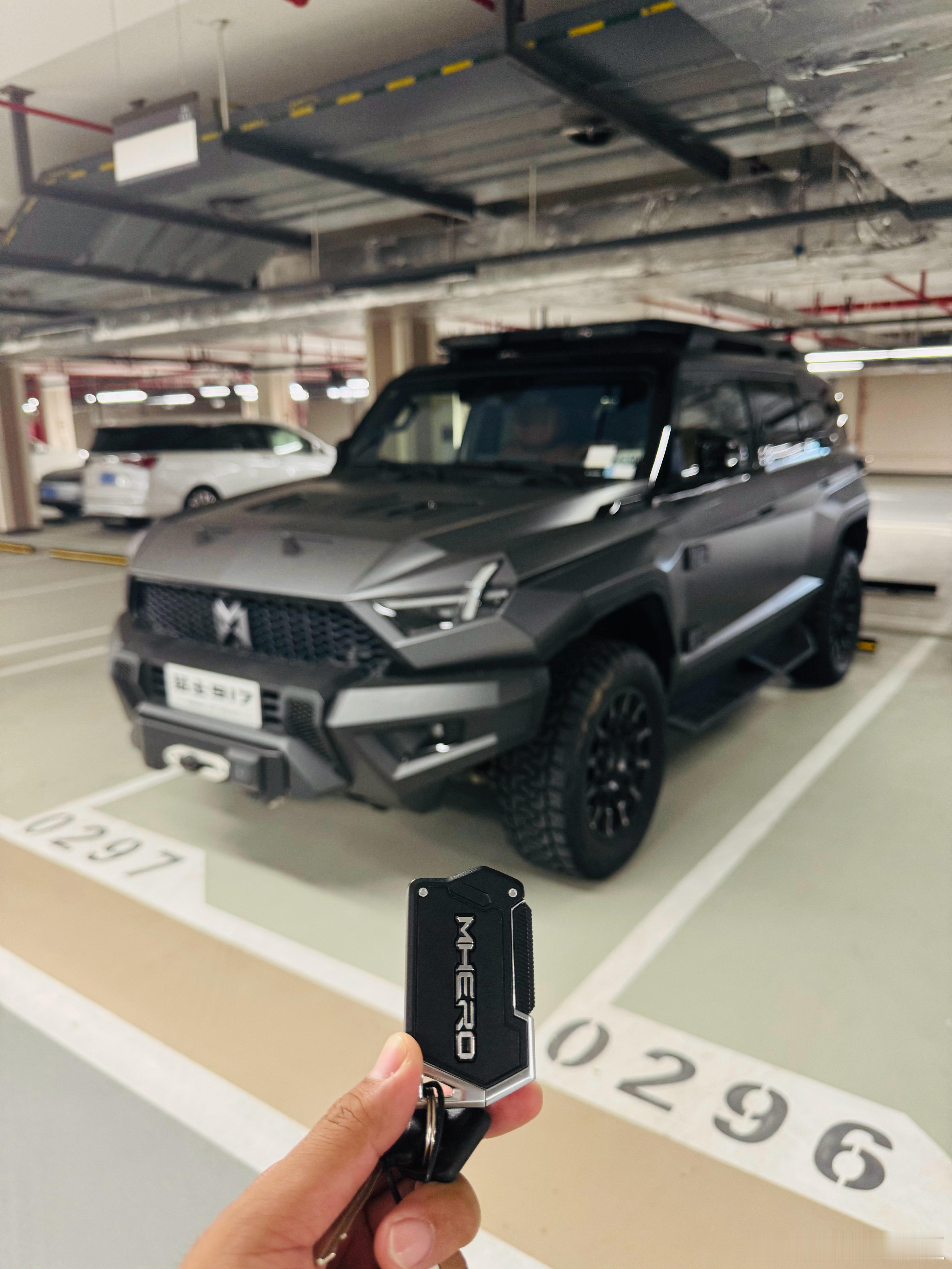 出差完 回到杭州 开猛士917过来剪个头发。今儿开这个车 你们说适合剪个什么发型