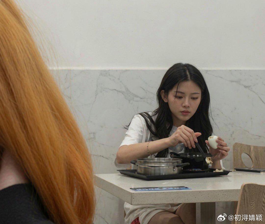 当年还在厂里上班的﻿﻿杨超越，‏哪有人‌能想到她﻿⁠日‍﻿﻿后会‌‌‍成顶流？ 