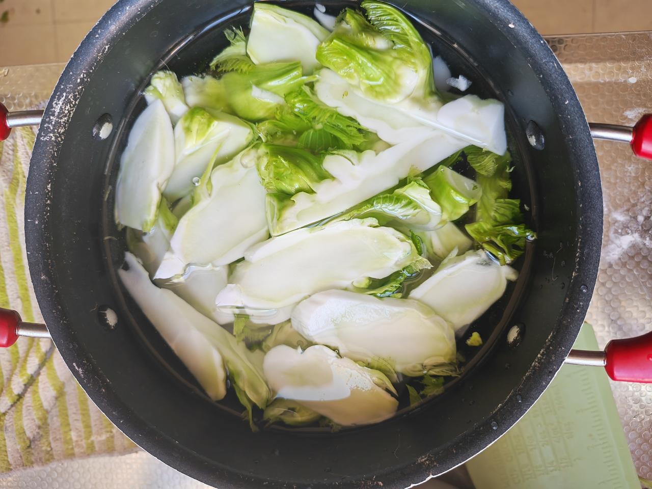 【清水袍哥】今天煮一个汤，我给菜汤取名“清水袍哥”。主要配料：儿菜、纯净水、白豆