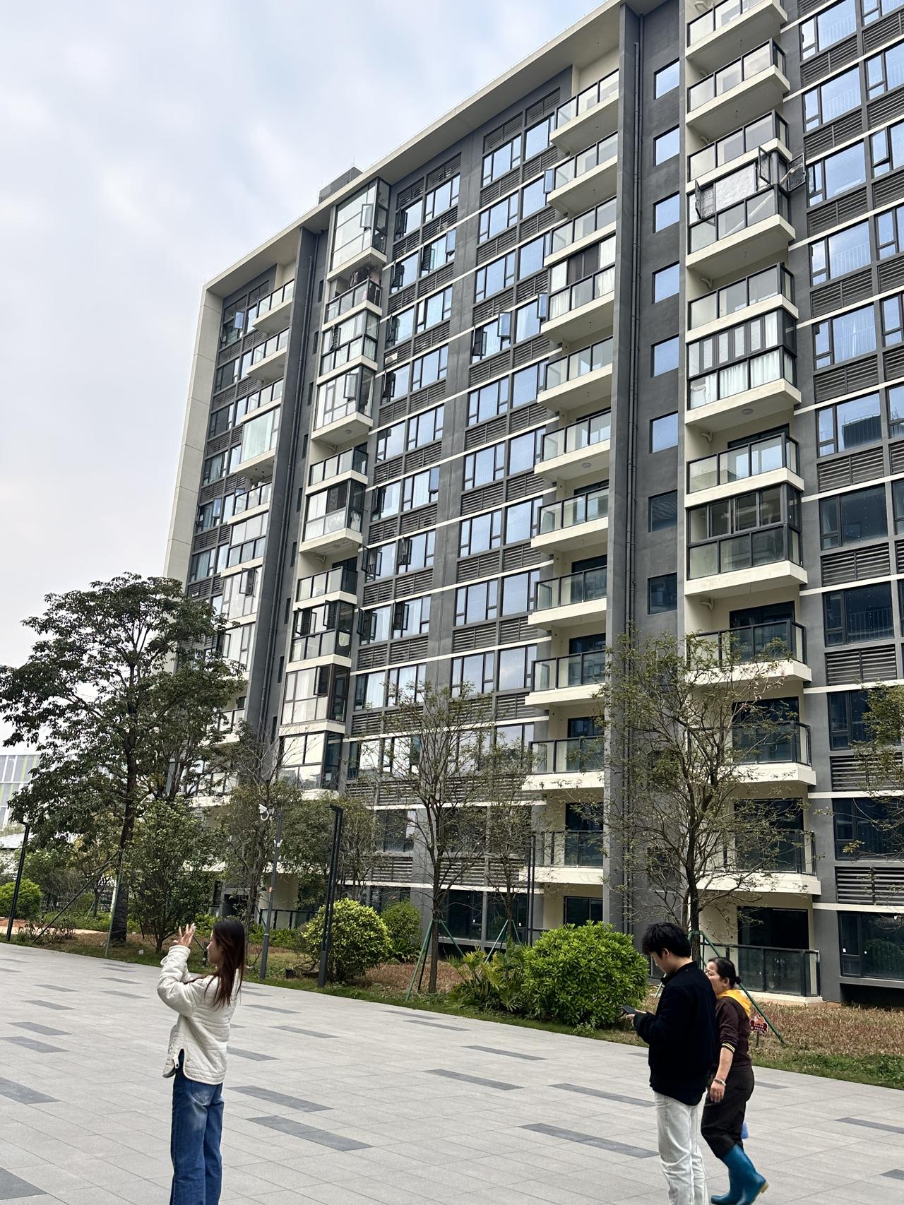 前几天在天河公园这边看了一个147w的房子， 感觉有点太贵了，但是我又觉得有点香