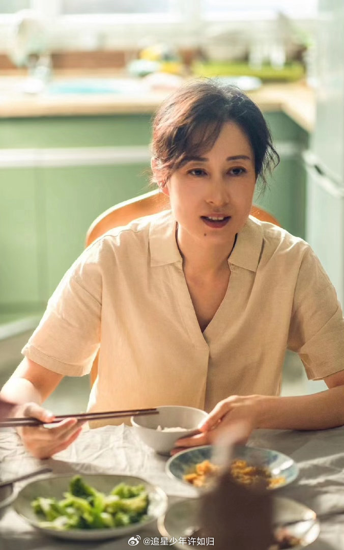 刘敏涛给悬疑剧上尺度了隐身的名字 这段确实后劲大。葛文君一个人站在过道里，佝偻着