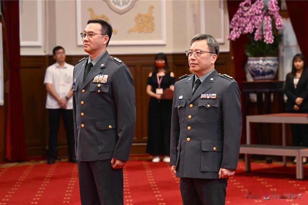 他俩被赖清德晋升为少将！
松山医院院長的蔡宜廷以及21炮兵指挥部指挥官呂文元今天