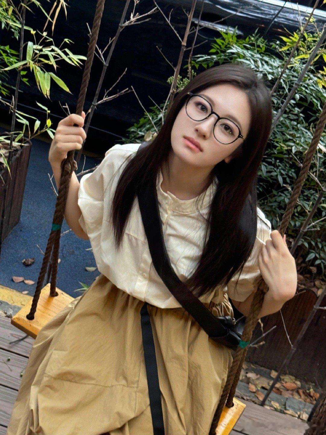 #李兰迪学姐风穿搭##李兰迪校园学姐#李兰迪学姐风穿搭,校园学姐眼镜好适合她，莫