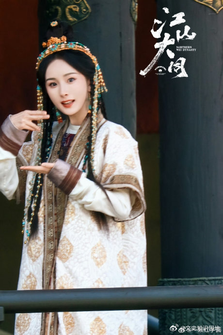 杨幂江山大同杀青照一张布满老年斑与皱纹的杀青照，让杨幂再次成为舆论焦点。照片中，