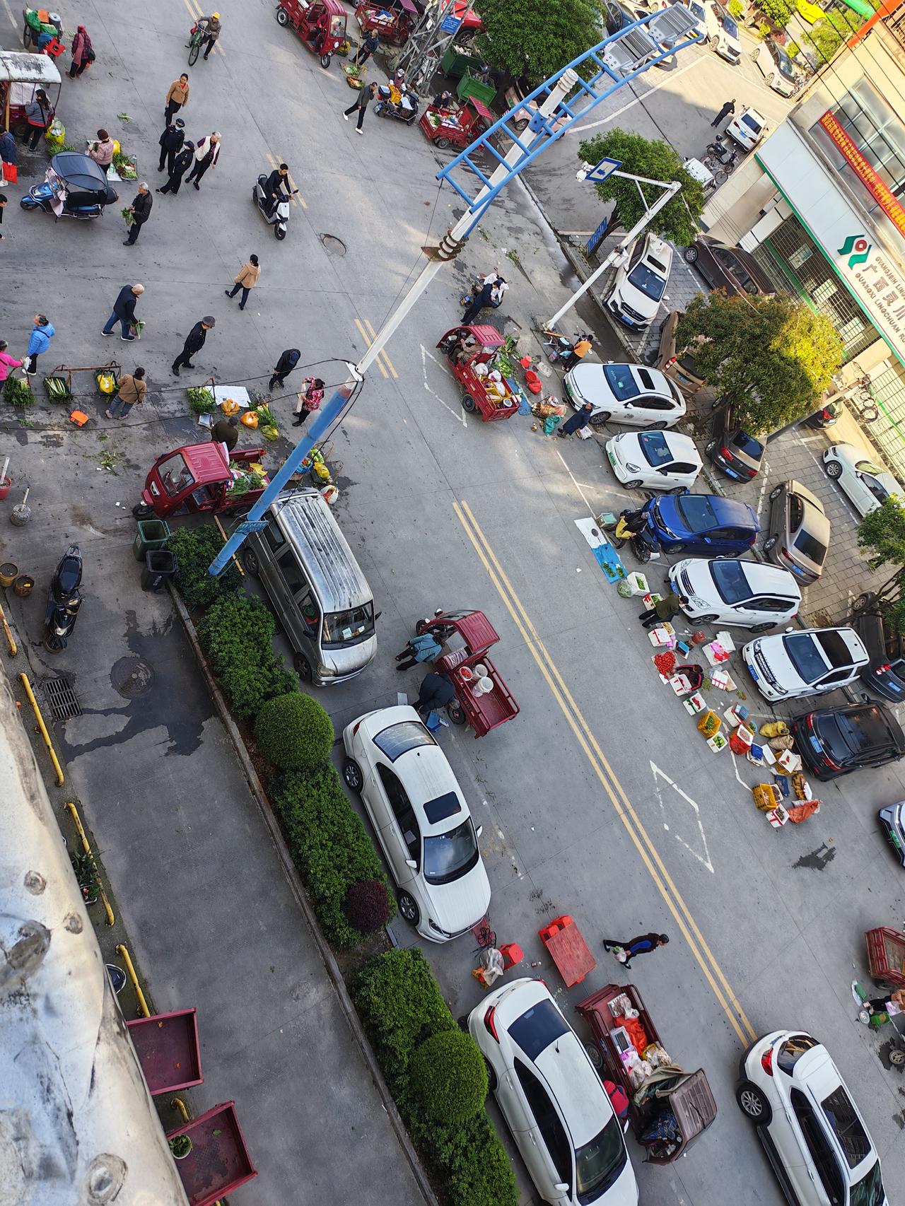 人间烟火，皆是温柔

 
城市的喧嚣，藏着最真实的生活。车水马龙，人来人往，每一