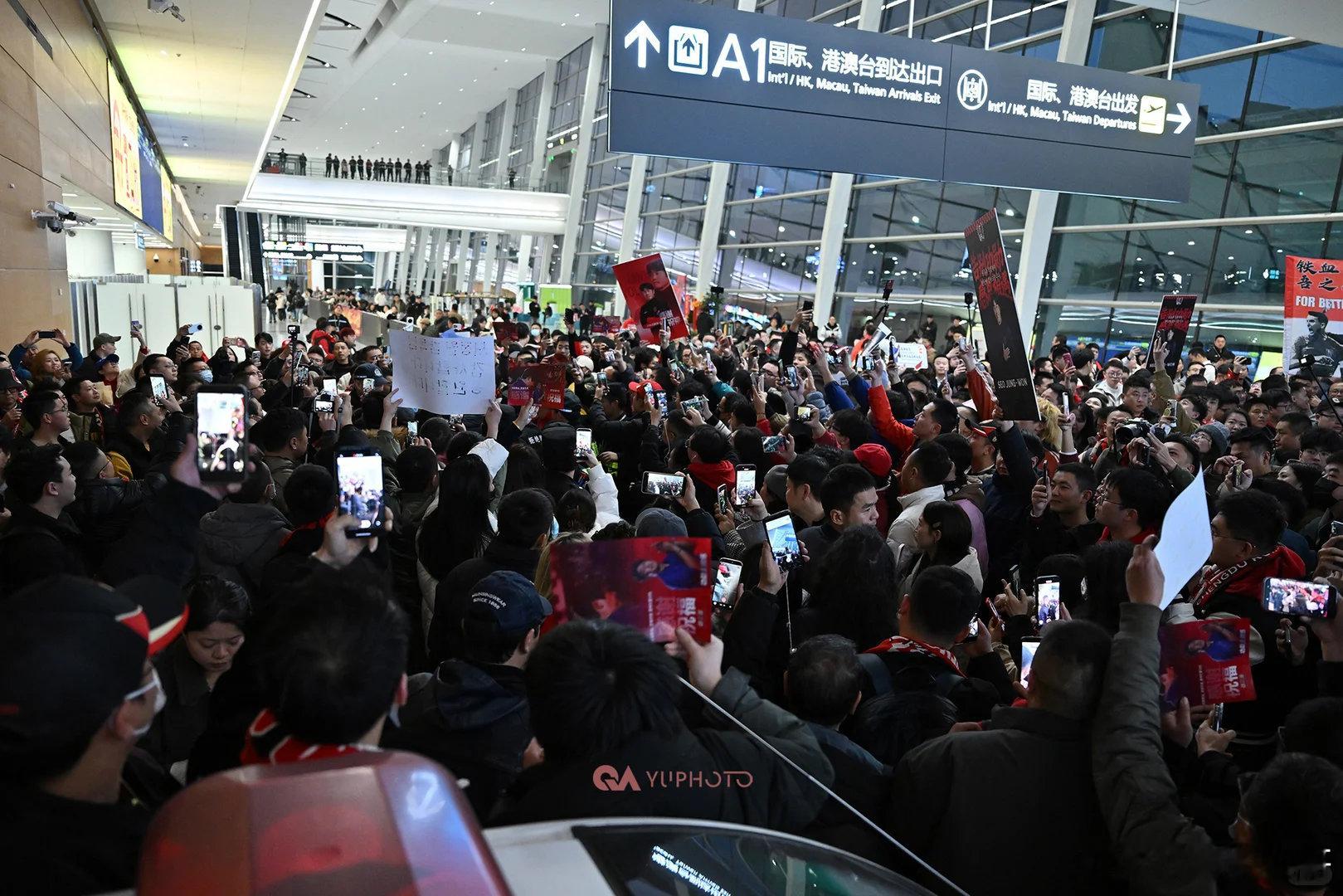 天府机场，大批成都蓉城球迷为徐正源接机。人心所向，众望所归。感谢老徐，将成都足球