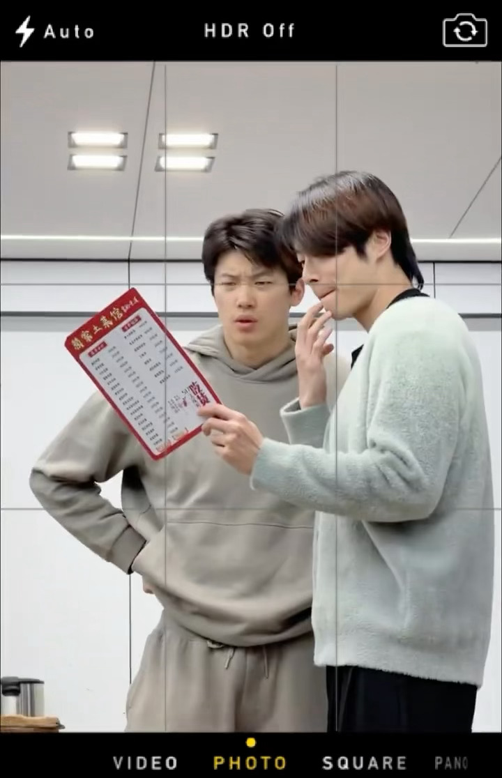 这一连串研究菜单皱眉的表情真的笑鼠我了汪顺甬敢小兔