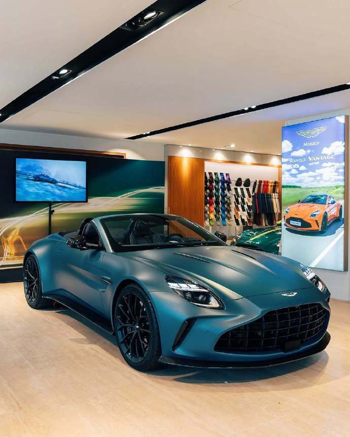 阿斯顿马丁Vantage Roadster，颜色很个性。全球汽车[超话] ​​​