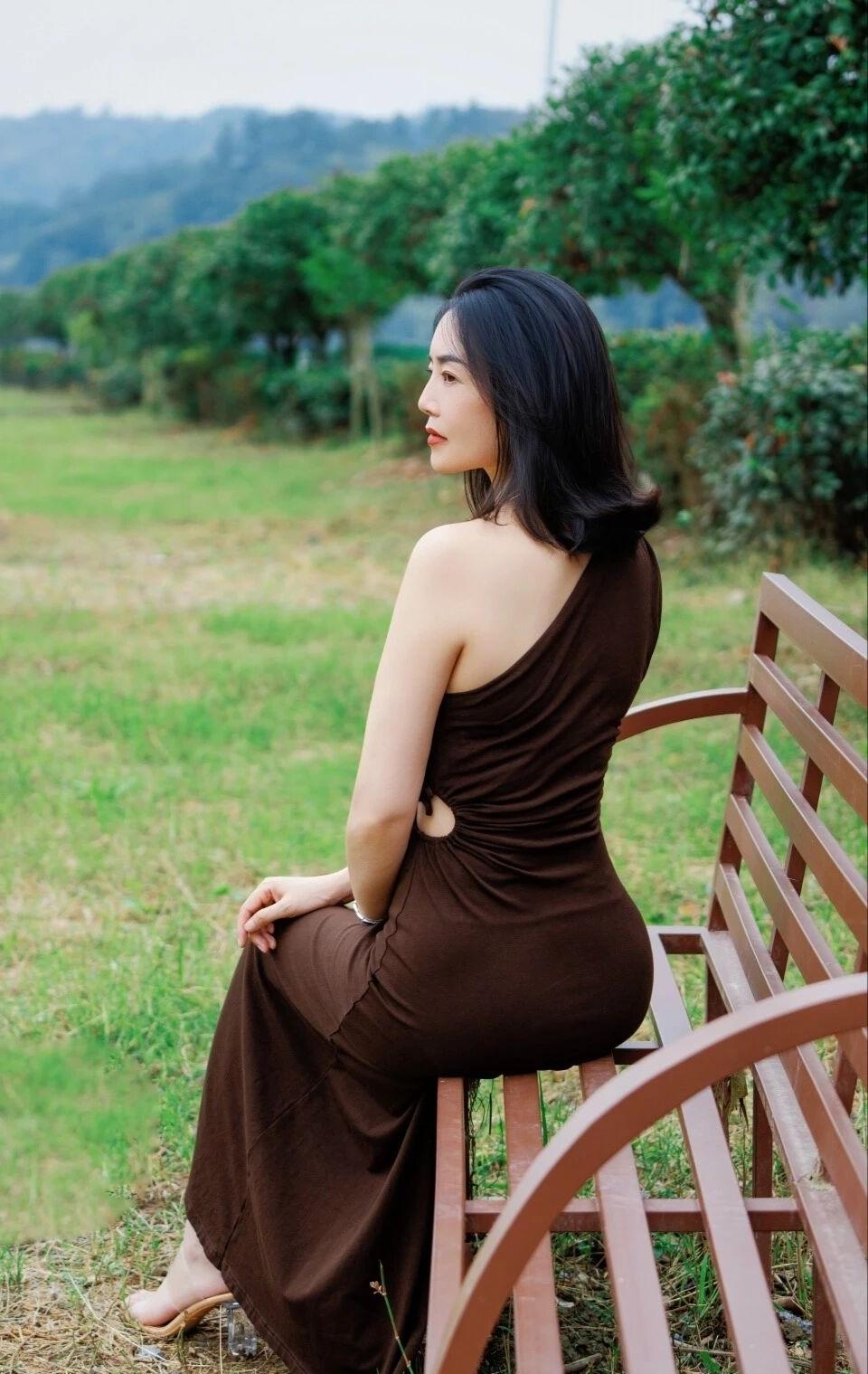 公园一隅，美女休息。