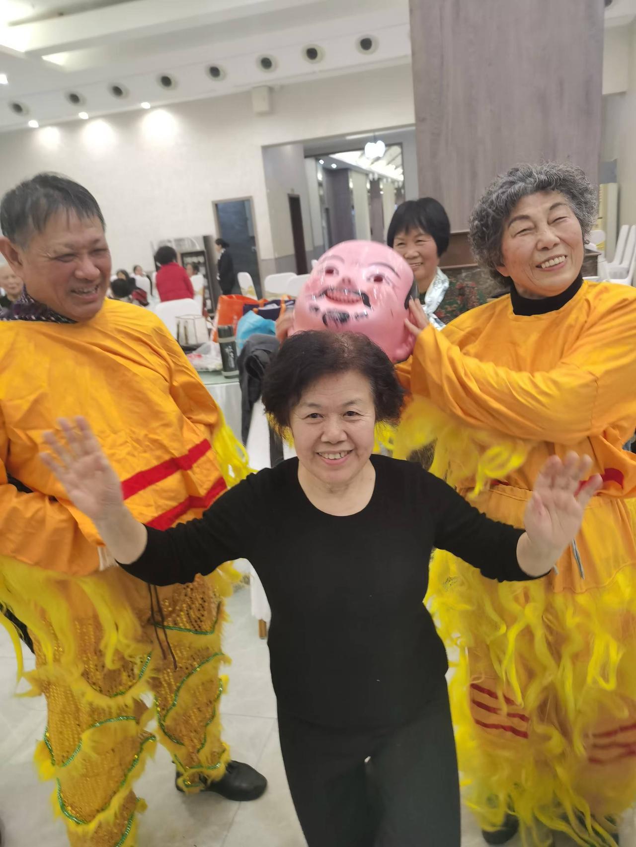 别把演员应有的才艺    基本功   
付出的努力      当成了不起的行为来