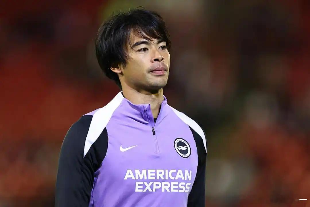 英超球队向中国球迷道歉日本国脚手持“日本二战最后投降士兵”照片合影，英超球队道歉