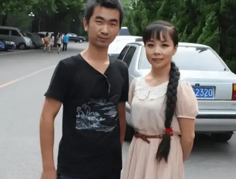 2007年，王二妮出名后，男友李飞对她说“二妮，分手吧，咱俩不是同一世界的人了。