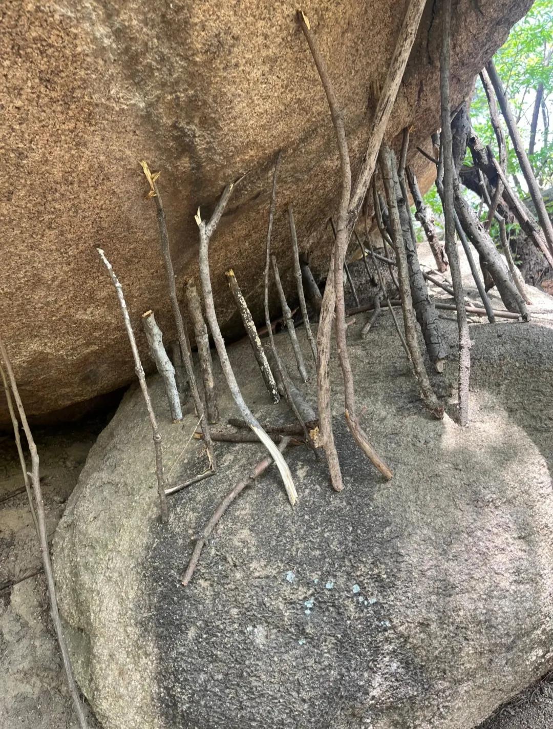 用木棍支撑岩石是又什么寓意？
看到山上好多地方都被这样用木棍支撑起来了，感觉好无