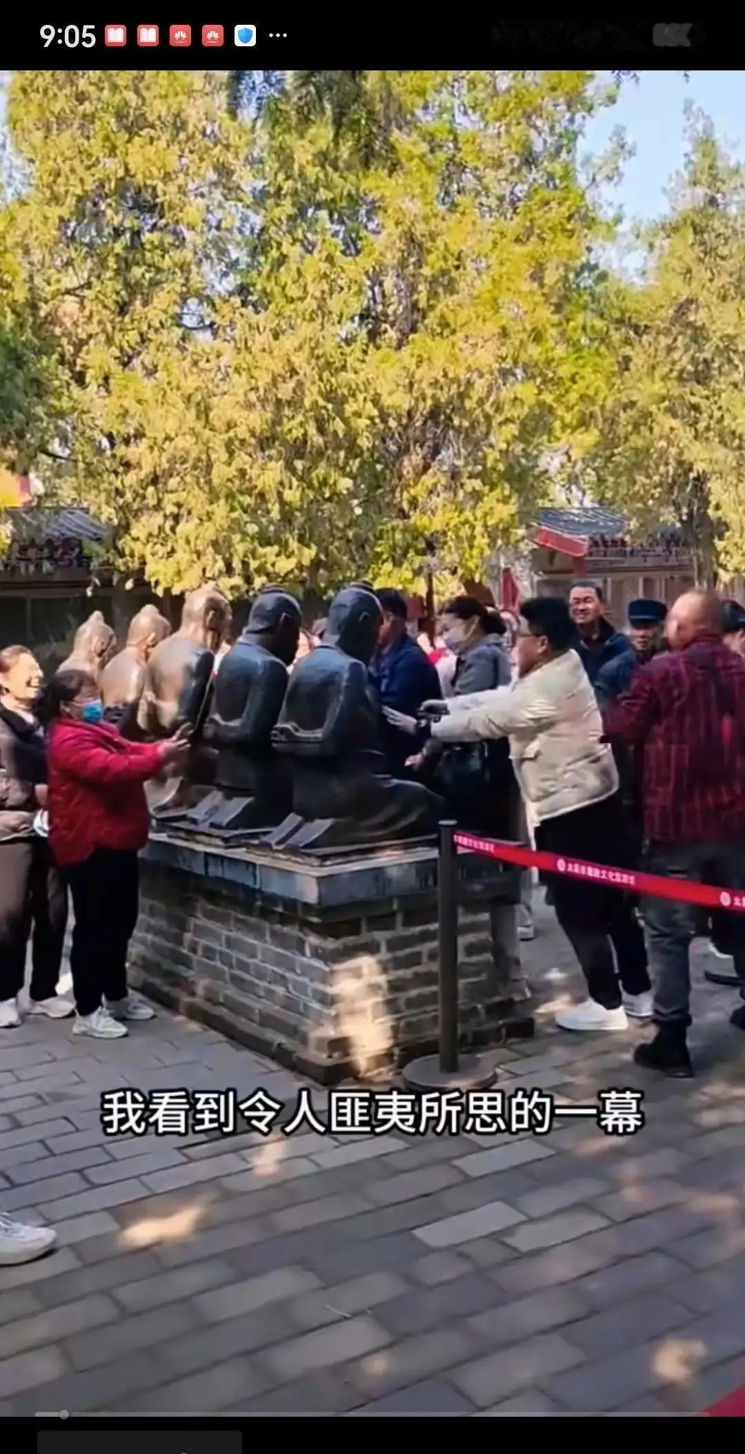 汤阴岳飞庙秦桧跪像又被游客排队扇耳光，还有人拿鞋底抽。
拍视频的人配字幕“替岳爷