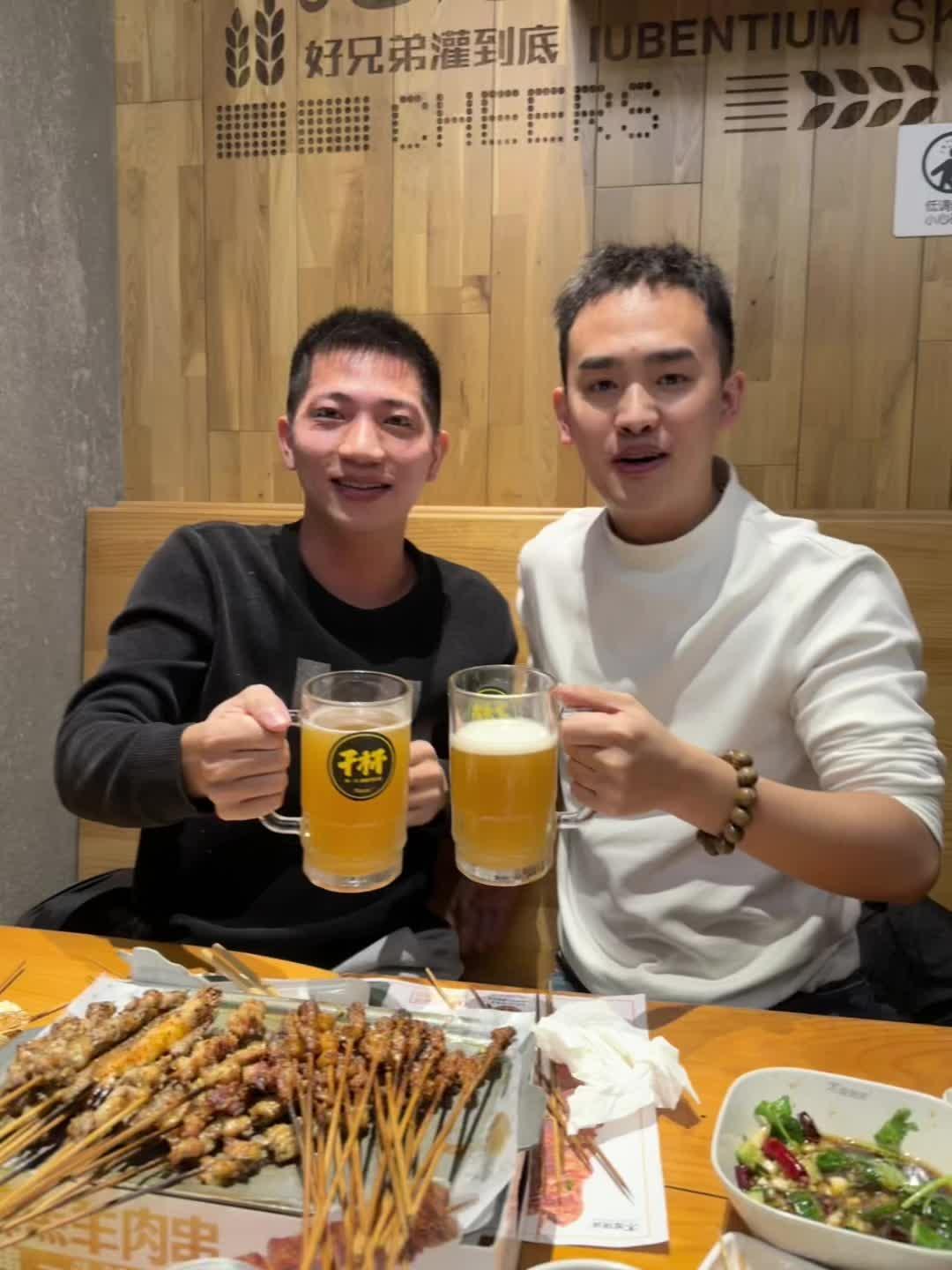 体制内的嫂子教我：男孩子在酒局里如果有人当众夸你有潜力，你别张口就来...