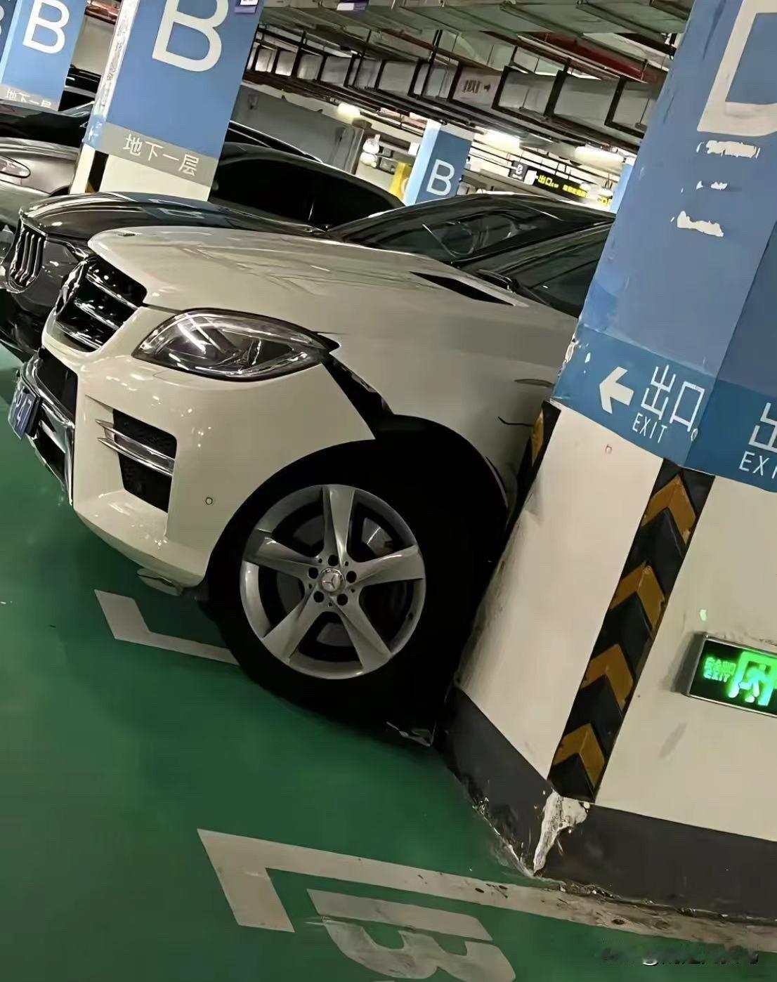 家人们，如果想买大型SUV或MPV，试驾时一定得多留意转弯半径！尤其是轴距超过3