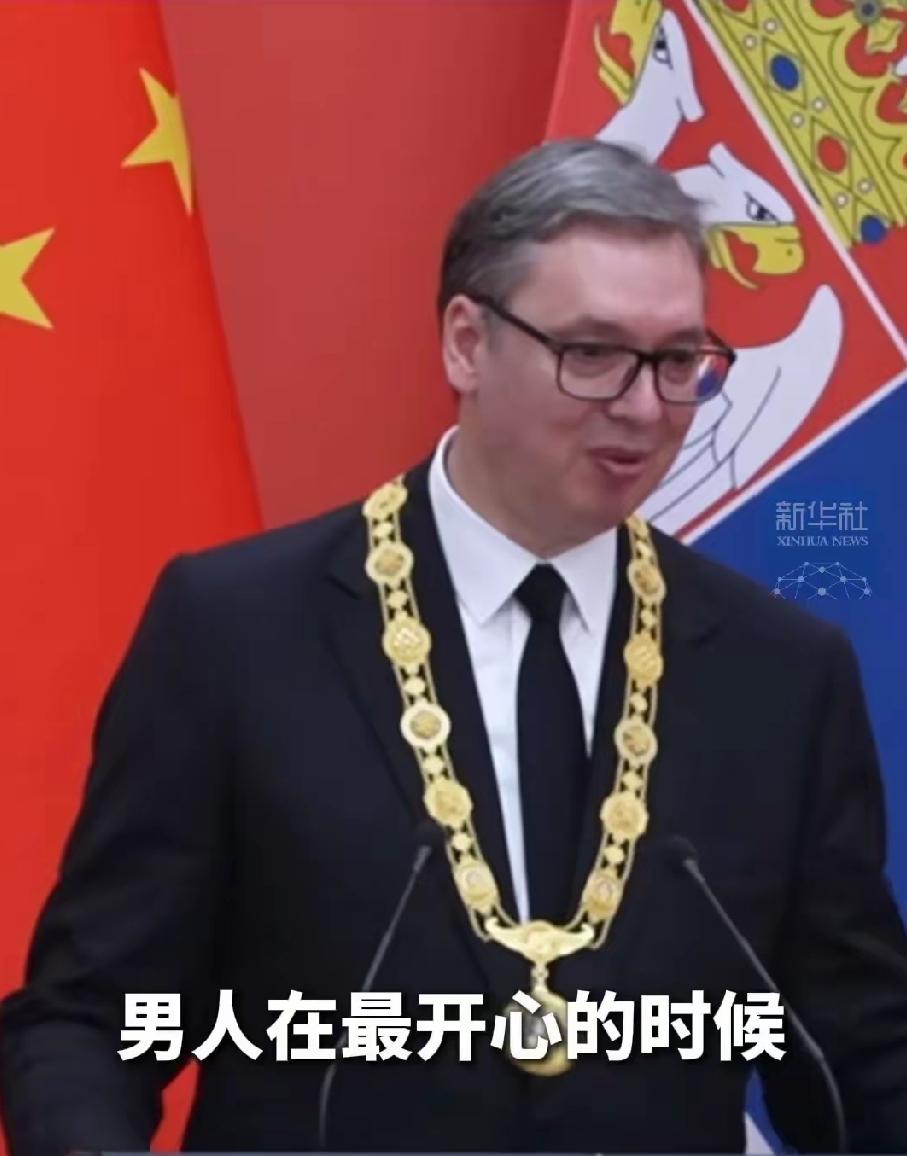 今天，北京。塞尔维亚总统武契奇在人民大会堂领取友谊勋章时哽咽落泪。

现场礼遇拉