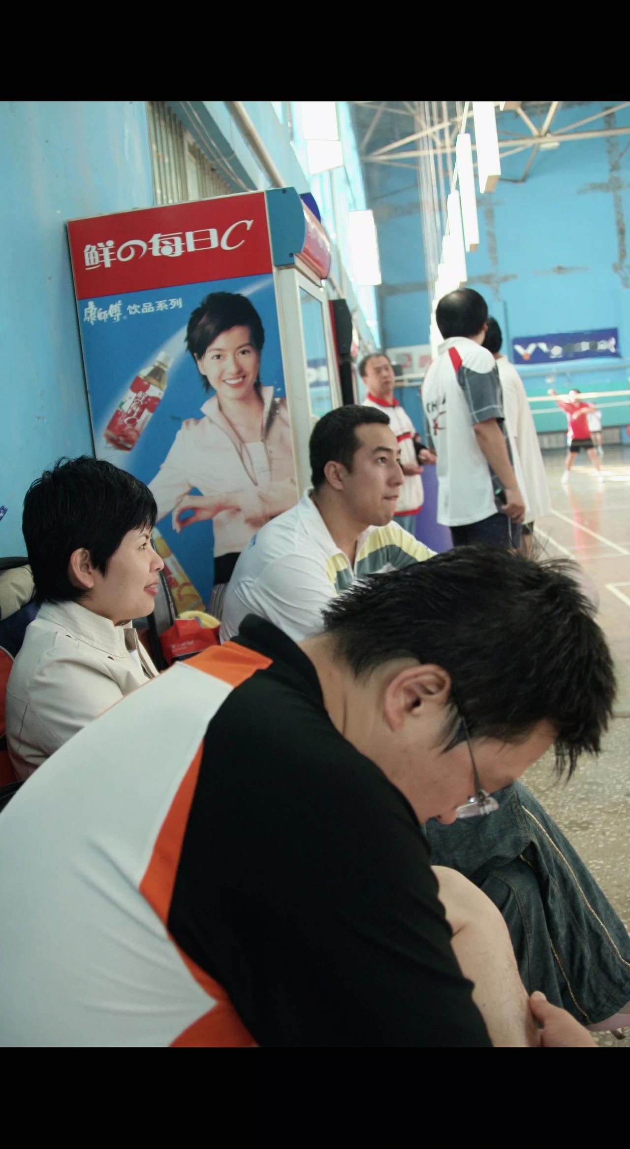 🏓️蓝白场馆像被冰镇的夏天，汽水广告里的笑脸冻住了时光✨。看台上的等待是未出鞘