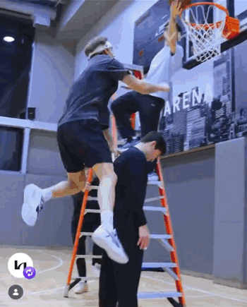 扣篮还得迈克朗！NBA这什么扣篮大赛！？迈克朗不屑一顾，不然四连冠！
关键“野鸡