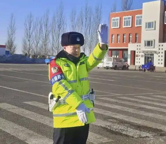 辅警遭遇群众无理取闹、辱骂或挑衅时，需保持高度克制与专业，严禁言语或行为反击。