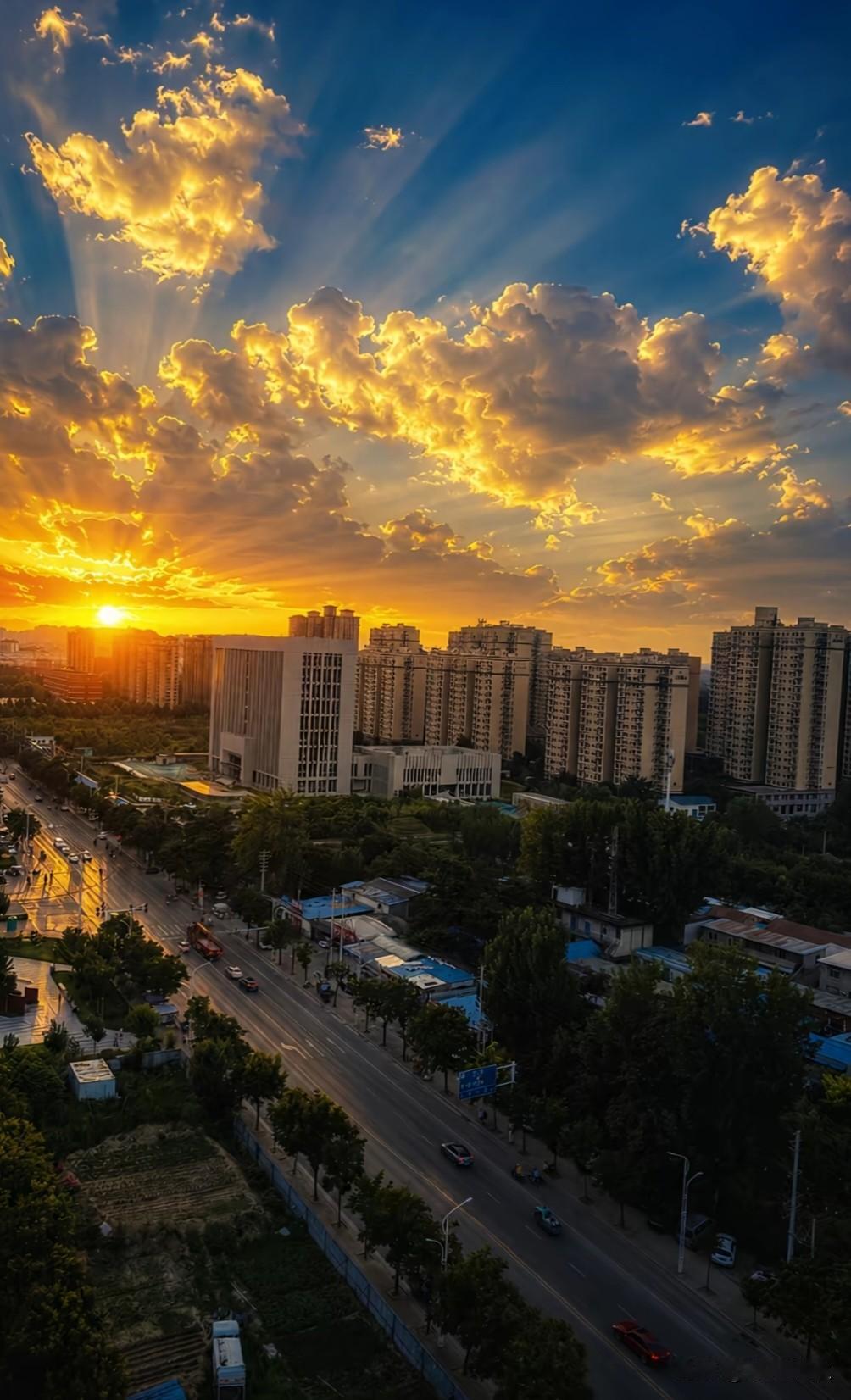 落日映平湖，晚霞漫云天！