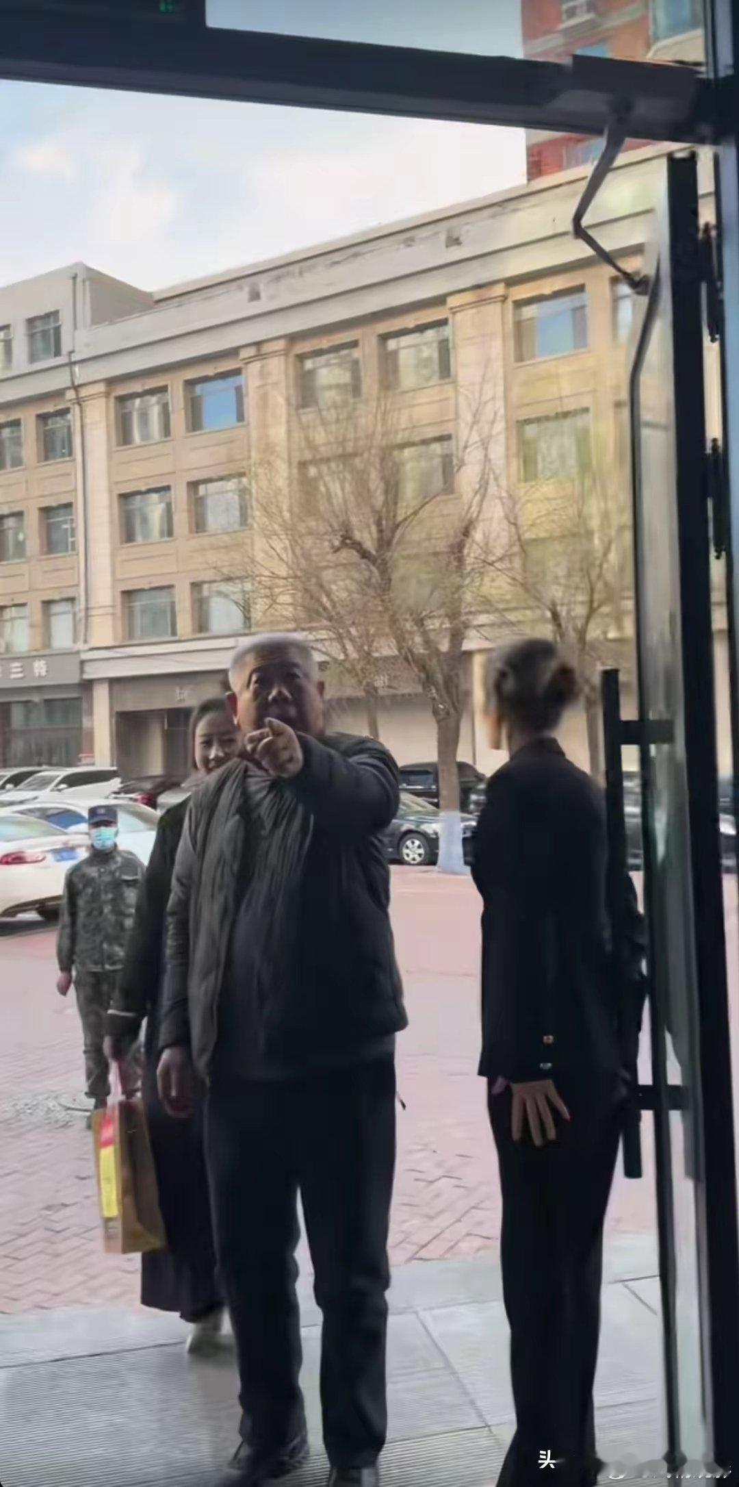 演员程煜真的豪爽、大方！近日，程煜带女儿约好友去哈尔滨一家饭馆吃饭，自己从家里拿