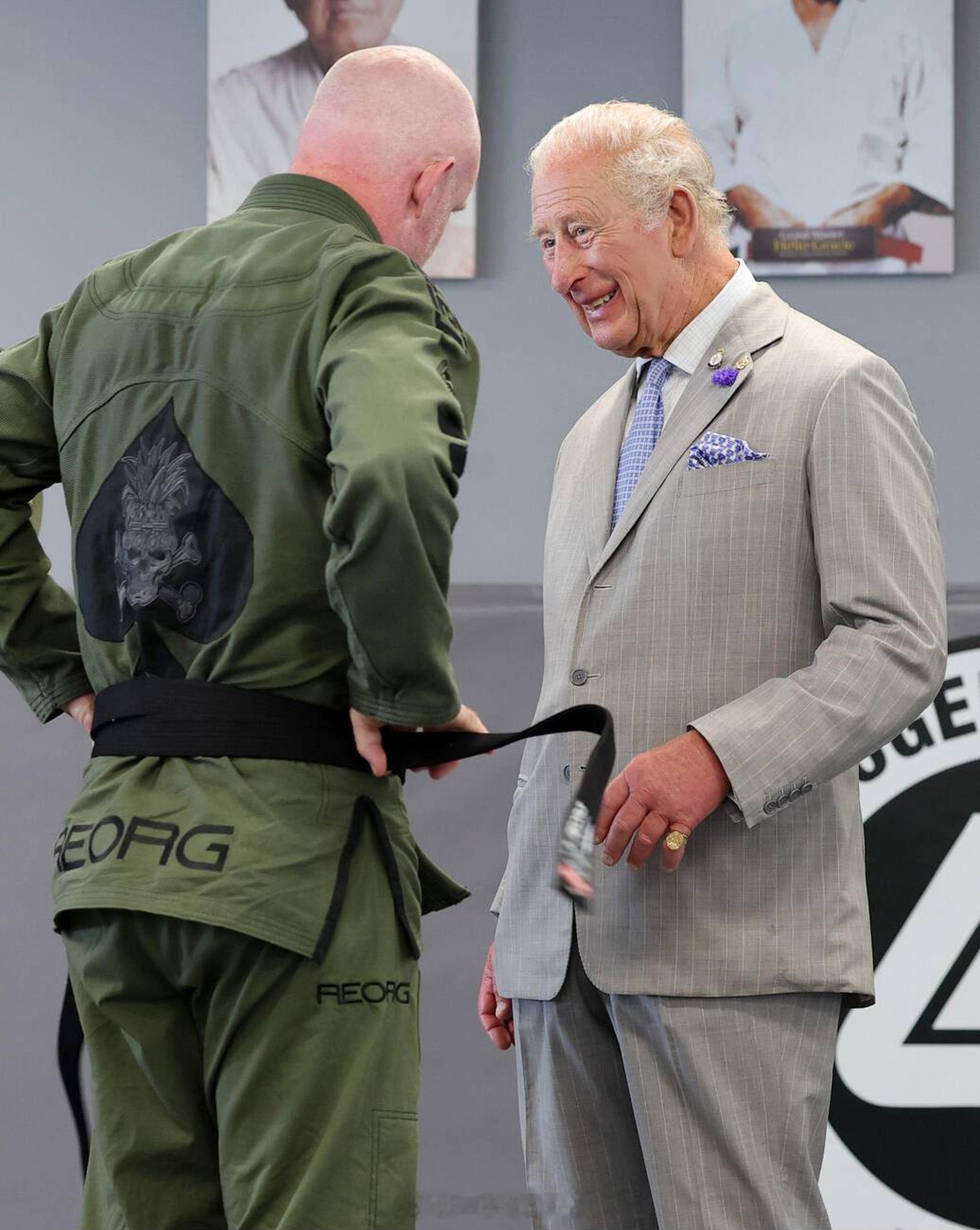 英国王室  今天查尔斯三世在伦敦访问Roger Gracie巴西柔术学院，并与慈