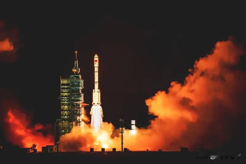 中国航天再创历史！神舟二十二号圆满完成首次应急发射任务

北京时间2025年11