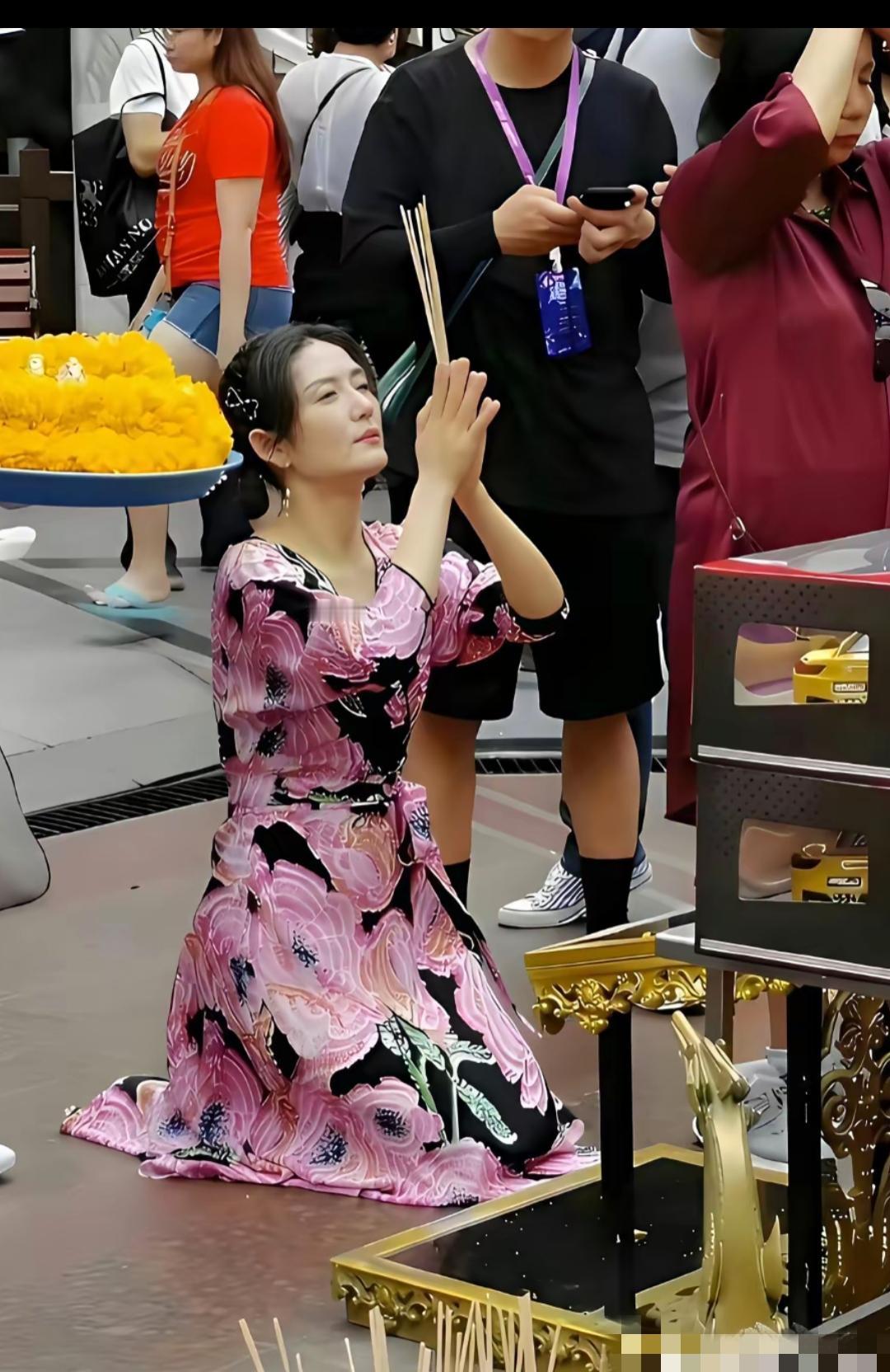 谢娜这是在求什么？阿弥陀佛[祈祷][祈祷][祈祷]心诚则灵，希望每个人都能心想事