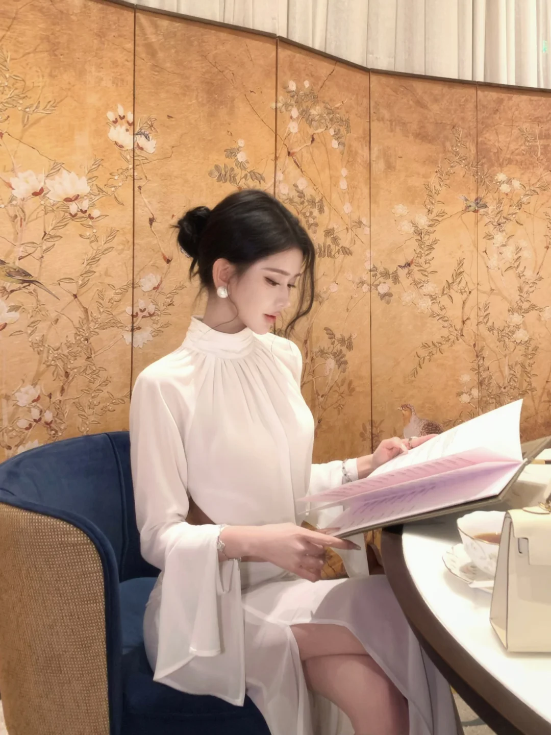 吃饭还是要和漂亮姐姐一起呀