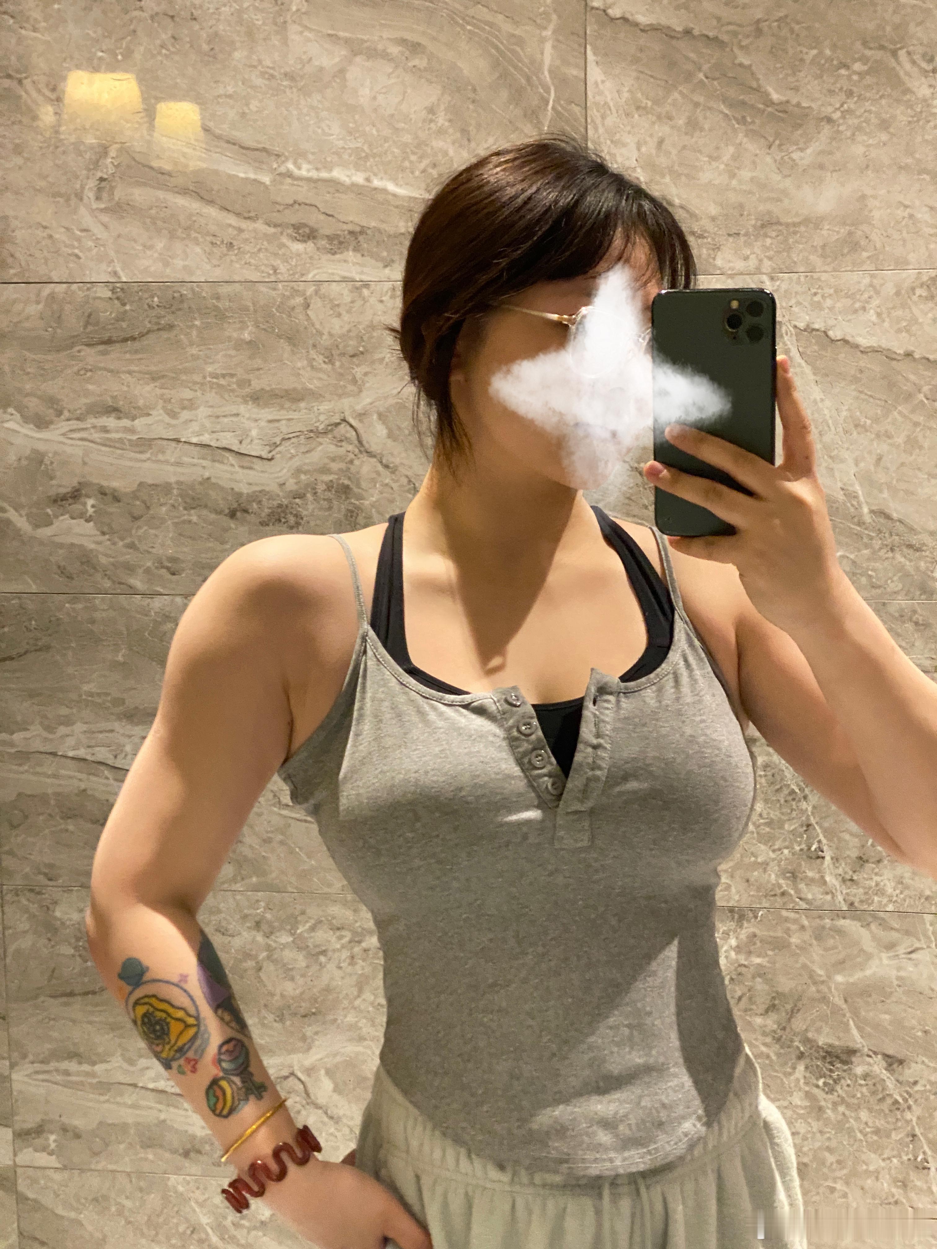 现在耳边还环绕着一声声……：“飞！飞起来……飞！使劲胳膊肘朝上飞！……”[苦涩]