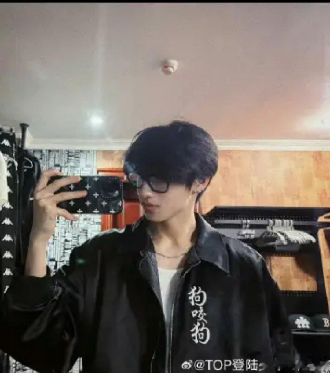 张极朱志鑫同款外套朱志鑫张极同款狗咬狗外套 张极朱志鑫同款“狗咬狗”外套 张极又