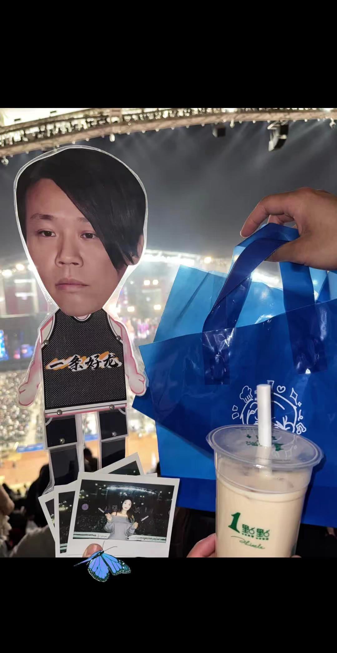 “骗你的 昨天说去看海 其实我看的是陶喆的斜刘海🦋👨‍🎤🎵”𝐒𝐎𝐔