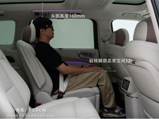 这空间布局“卷”得有水平
一般来说大型SUV已经都不用再卷什么空间了，但是看了领